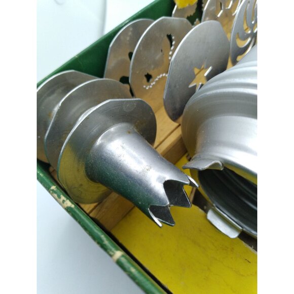 Vtg. Mirro Cookie And Pastry Press Aluminum in original box with 12 discs 3 tips - Picture 7 of 11